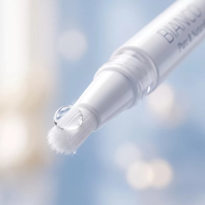 Macro of the Bianca Pure Whitening Pen brush applicator carrying clear whitening gel